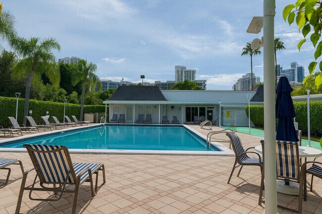 Building Photo - 916 NE 27th Ave