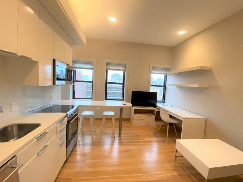 Primary Photo - 115 Mt Auburn St