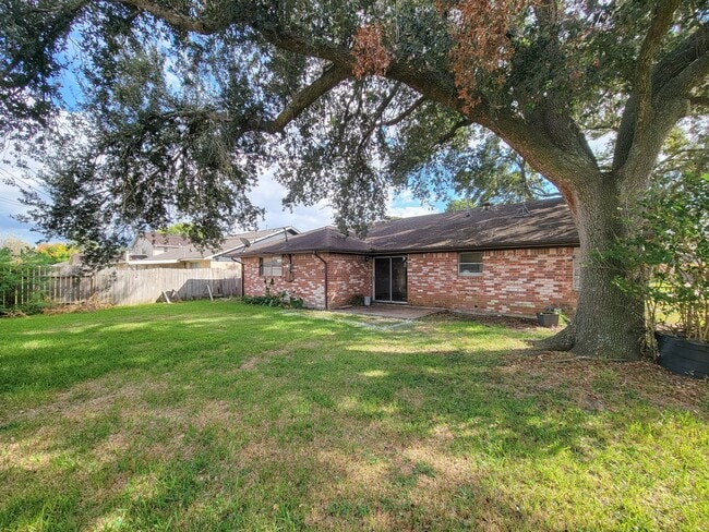 Building Photo - 2114 Yorktown Ct N