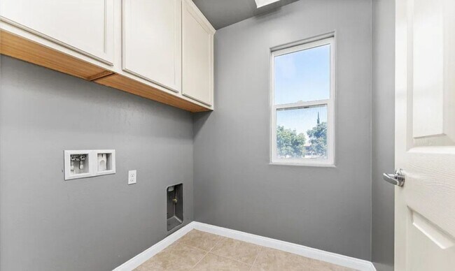 Building Photo - Adorable Home For Rent