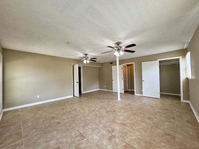 Building Photo - 2406 Greenbrier Dr