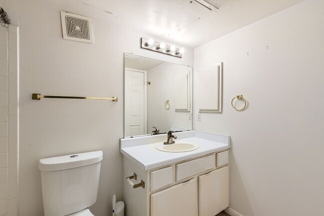 Building Photo - "Charming 1-Bedroom Haven in Austin's Hear...