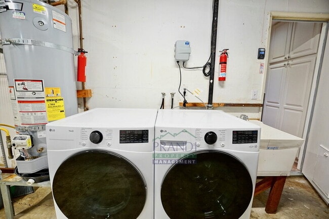 Building Photo - 75 Stasia Dr