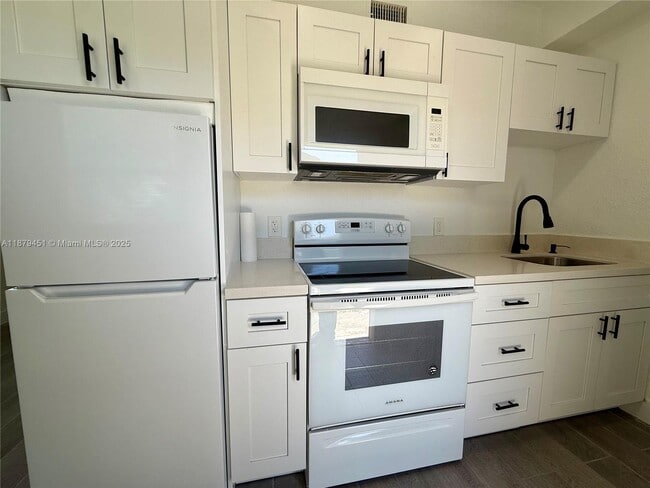 Building Photo - 3460 Normandy Dr