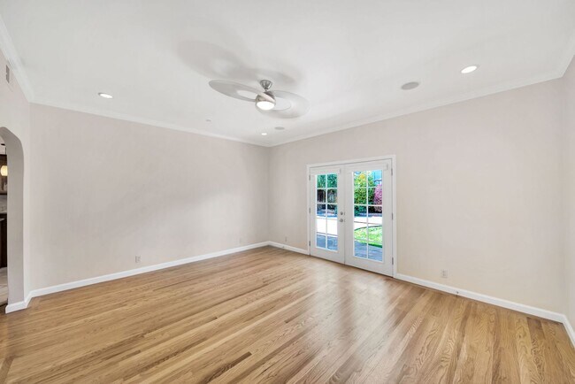 Building Photo - Welcome Home to the peaceful Shoreview Nei...