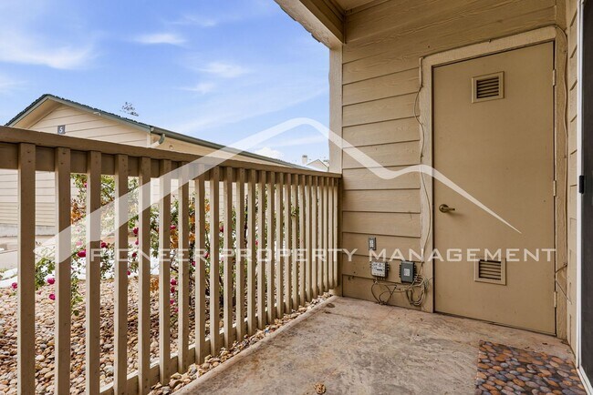 Building Photo - Spacious Condo with Washer/Dryer and Central AC