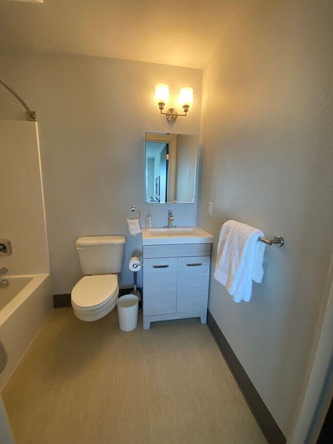 Building Photo - FURNISHED, 1 bed 1 bath in newly renovated...