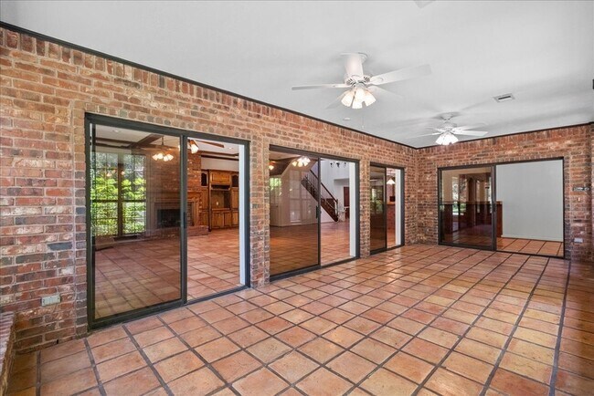 Building Photo - 3415 Bayou Dr E