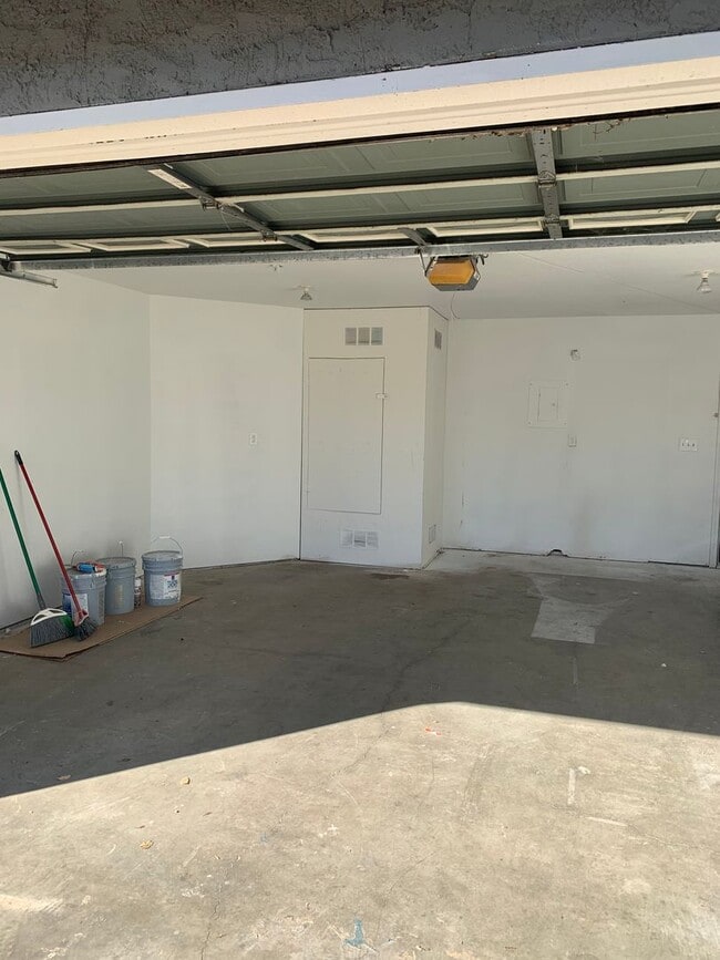 Building Photo - Recently-remodeled 3 bed 2 bath