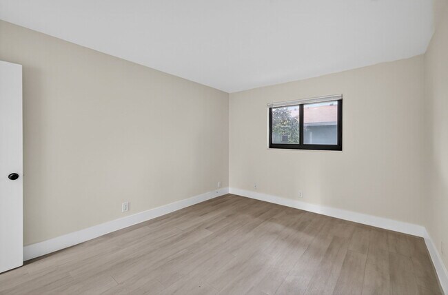 Building Photo - Wilton Manors