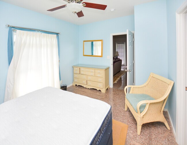 Building Photo - Furnished James Island Condo