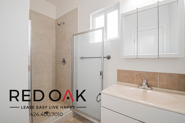 Building Photo - 731 W 46th St