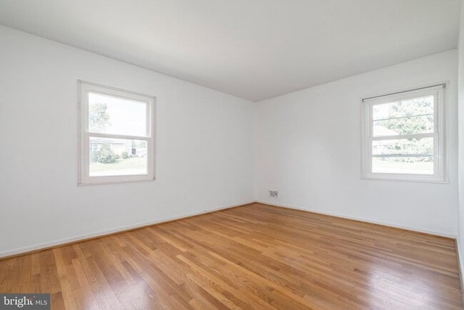 Building Photo - 102 Greenmeadow Dr