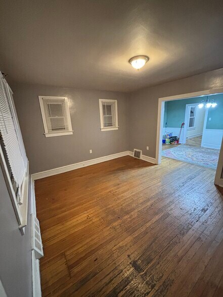 Living room - 614 Sampson Ave