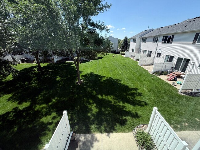 Building Photo - Modern 2-Bedroom Townhome in Apple Valley with Private Patio!!