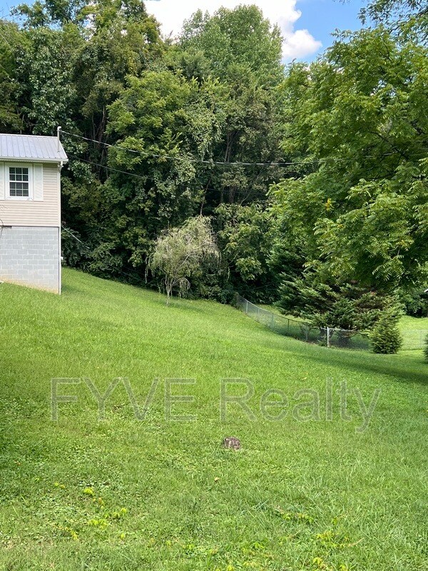 Building Photo - 5924 Blossom Rd