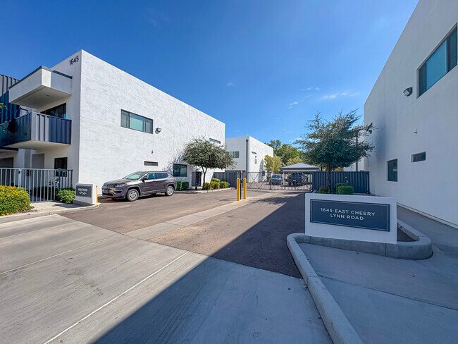 Building Photo - 1645 E Cheery Lynn Rd