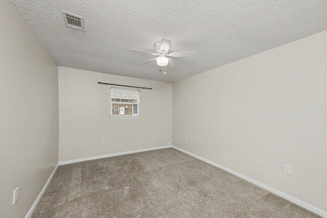 Building Photo - 6 Pinehurst Dr