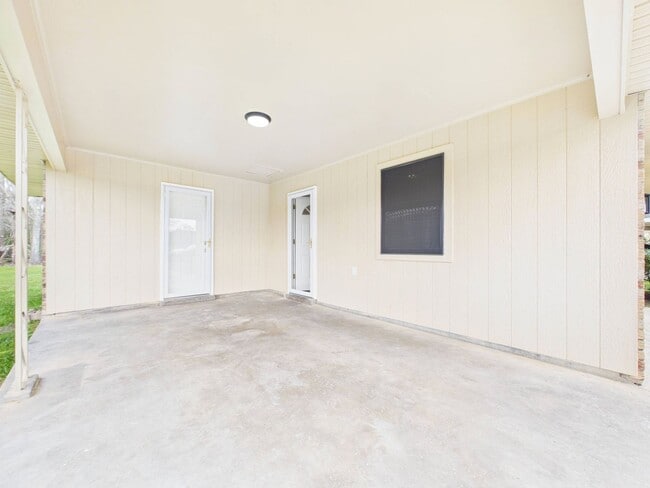 Building Photo - NEW ON MARKET  BREAUX BRIDGE!