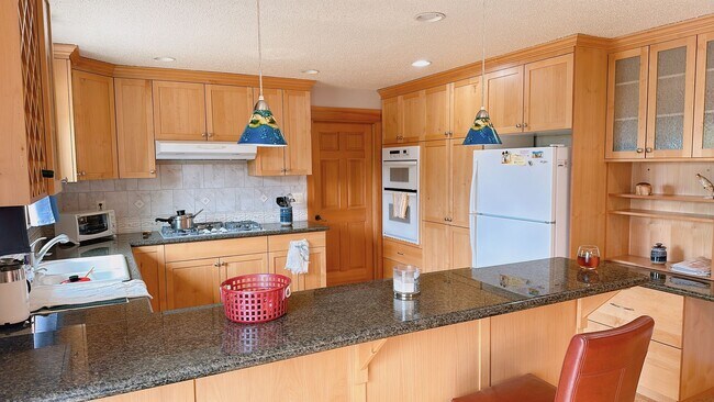 Building Photo - Available late August: this spacious 3brm/2 bath rambler near Whatcom Falls Park