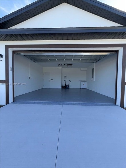 Building Photo - 8033 Oakleaf Cir