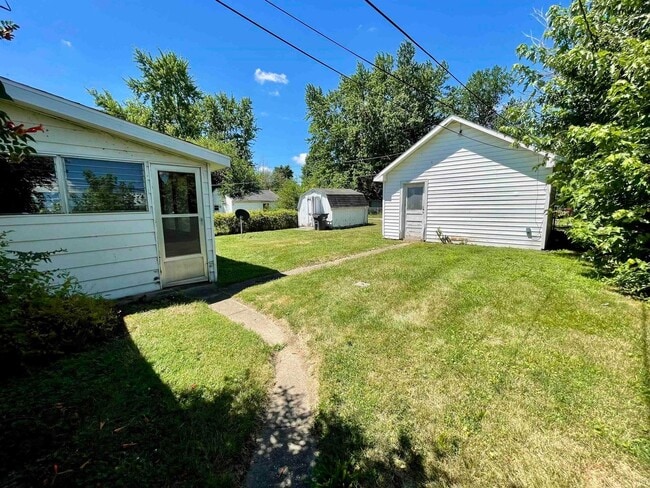 Building Photo - 4 bedroom 1.5  bath  home