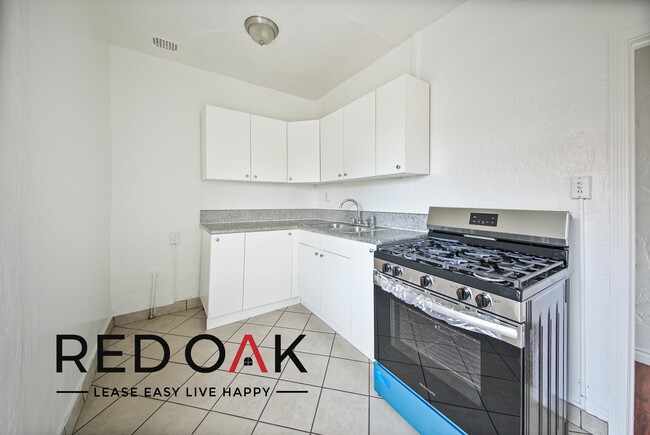 Building Photo - 407 1/4 S Gramercy Pl-308