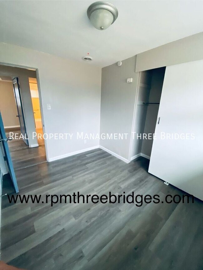 Building Photo - 28 Redwood Dr