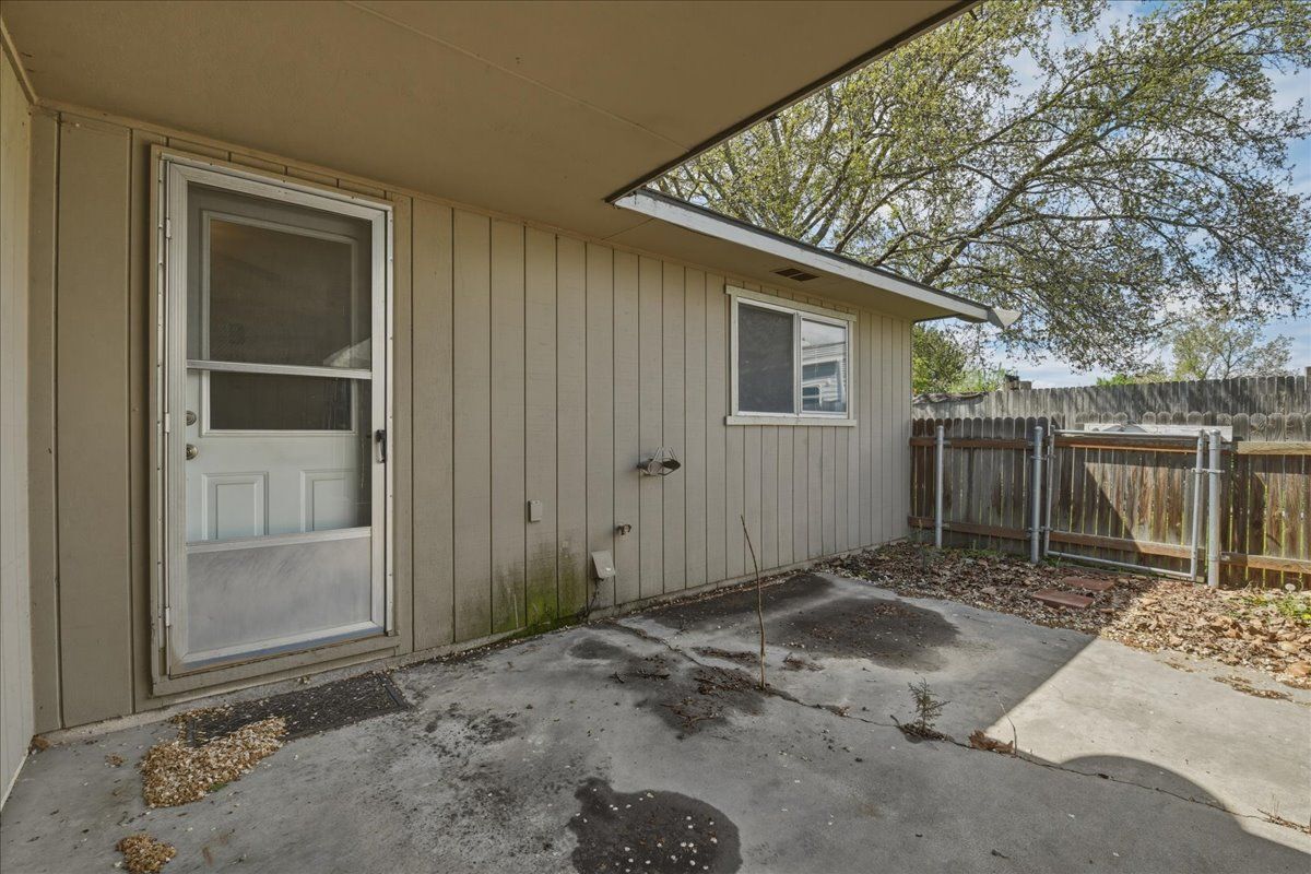 Building Photo - 117 N Homedale Ave