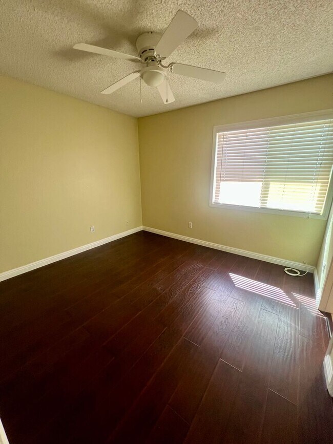 Building Photo - Charming 2 Bed 1.5 Bath Condo in Quiet and...