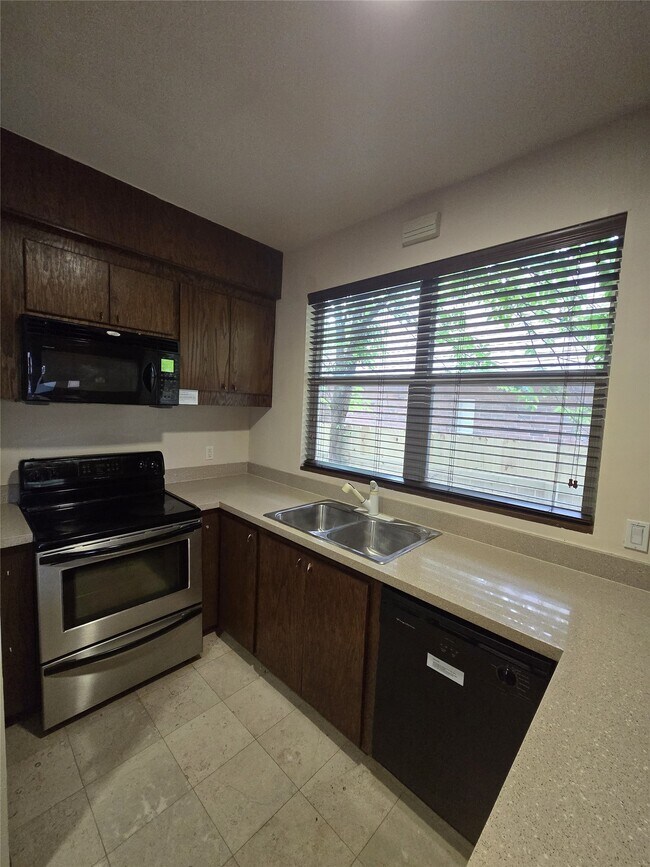 Building Photo - 3231 Hemingway Dr