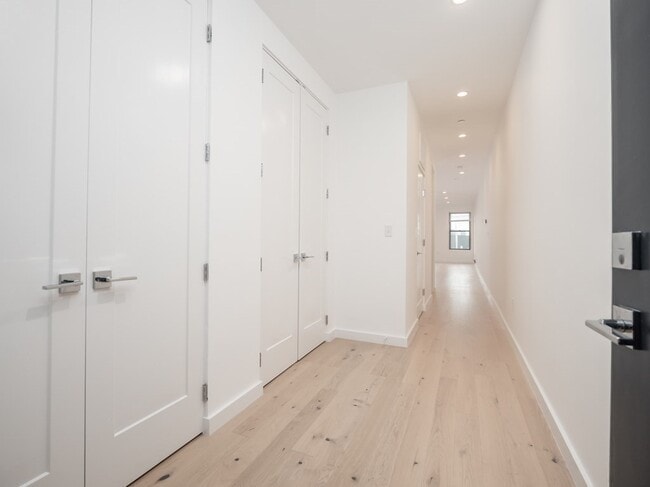 Building Photo - 340 W 2nd St