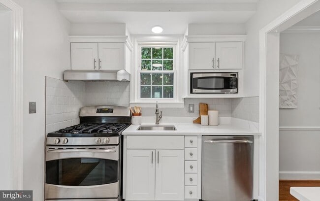 Building Photo - 4413 Butterworth Pl NW