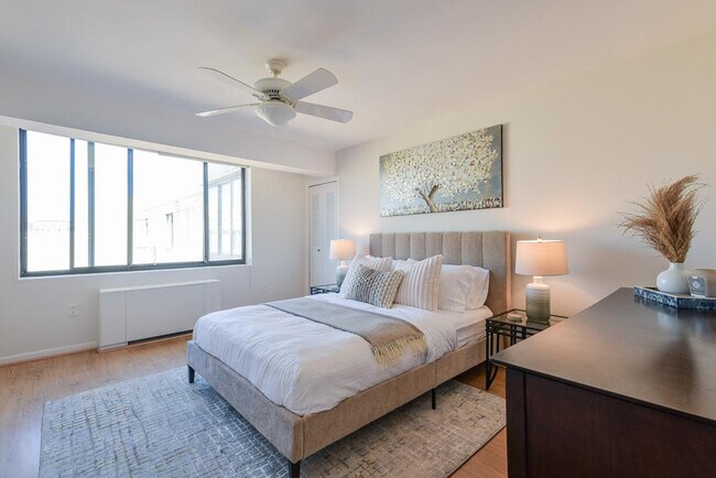 Building Photo - 522 21st St NW