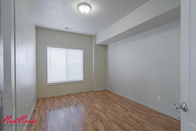Building Photo - New Carpet! Spacious 5-Bedroom Townhome