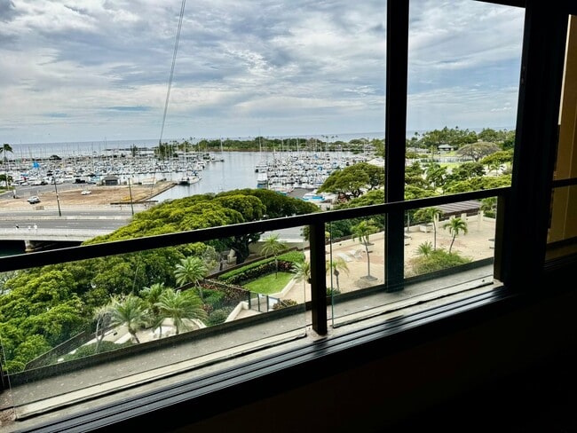 Building Photo - Yacht Harbor Towers- Diamond Head towers-9th floor-Marina/ocean views.