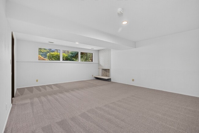 Building Photo - Mid-Century Gem with Hot Tub, Large Deck, and Bonus Rooms in Issaquah – 4 Bed, 3 Bath, 2,940 Sq Ft