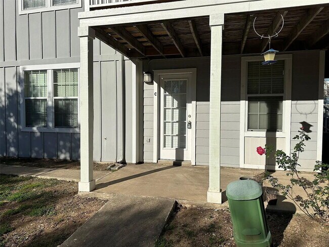 Building Photo - "Charming 1-Bedroom Condo Retreat in San Marcos – Perfect Comfort in 500 Sq Ft!"