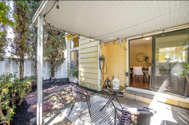 Building Photo - 316 Del Monte Way