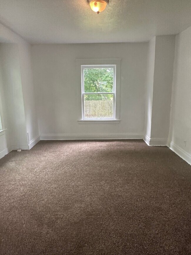 Building Photo - 3bd Single Section 8