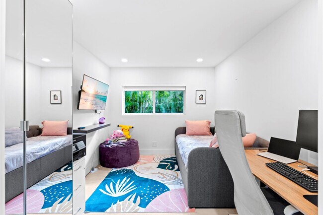 Building Photo - 1725 NE 23rd Ave