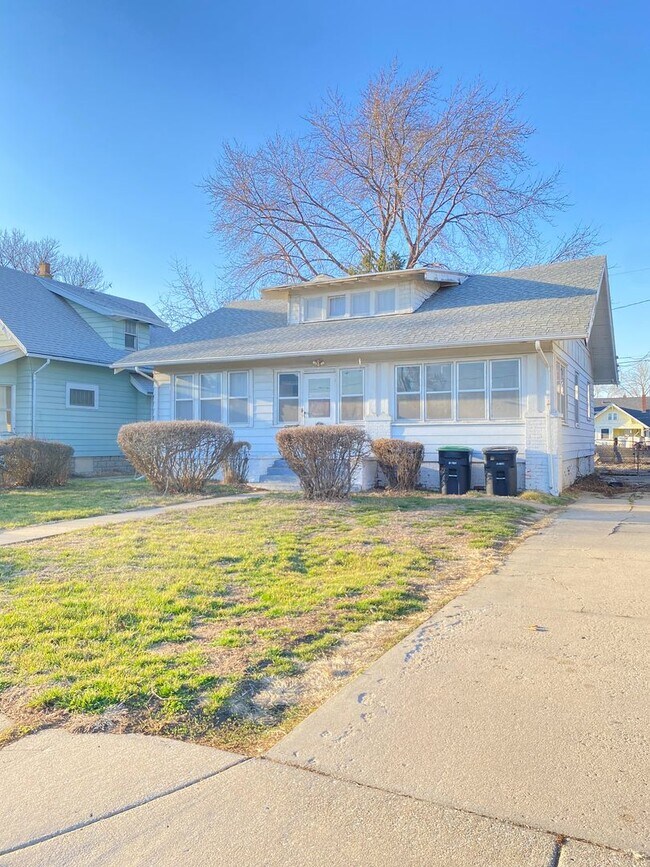 Building Photo - 2436 Laurel Ave N