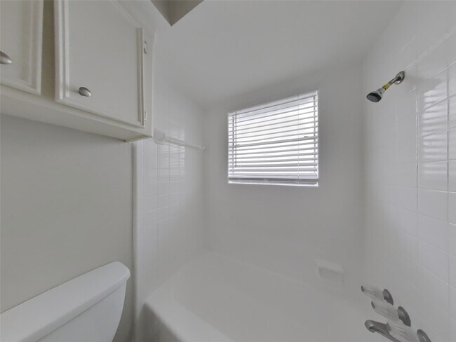 Building Photo - 16311 Green Shade Dr