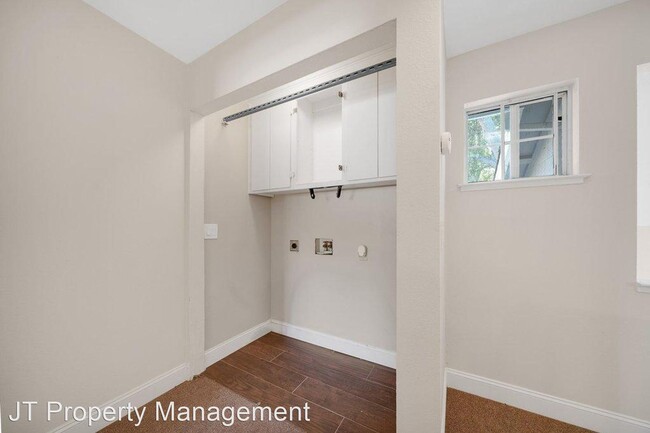 Building Photo - 217 Hidden Creek Ct
