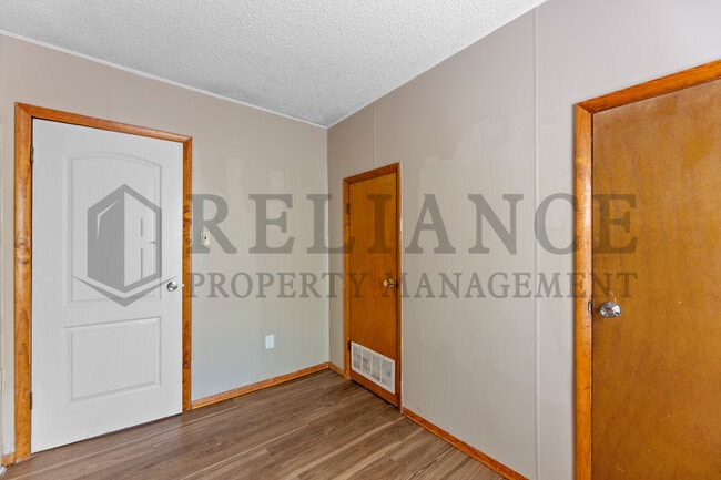 Building Photo - 1028 W Munnell Ave
