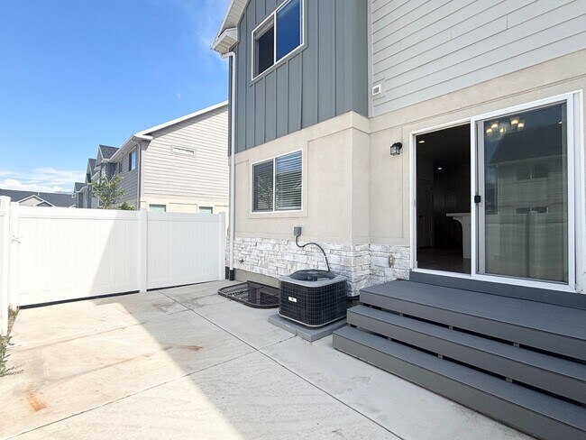 Building Photo - Bright & Beautiful Townhome in American Fork!