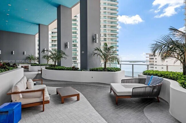 Building Photo - 1300 Brickell Bay Dr