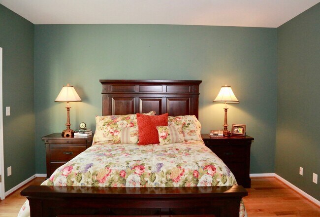 Building Photo - Available in August!  3 Bedroom 2 1/2 Bath...