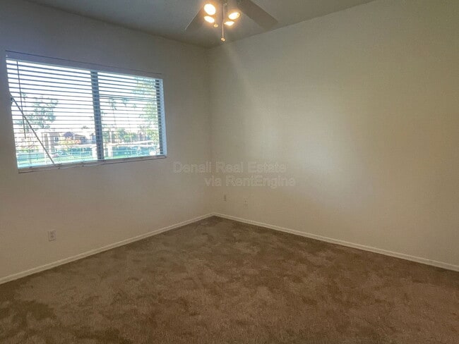 Building Photo - 955 E Knox Rd