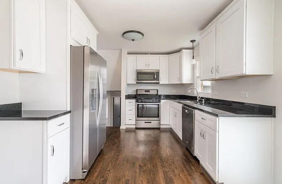 Building Photo - 14743 Long Ave